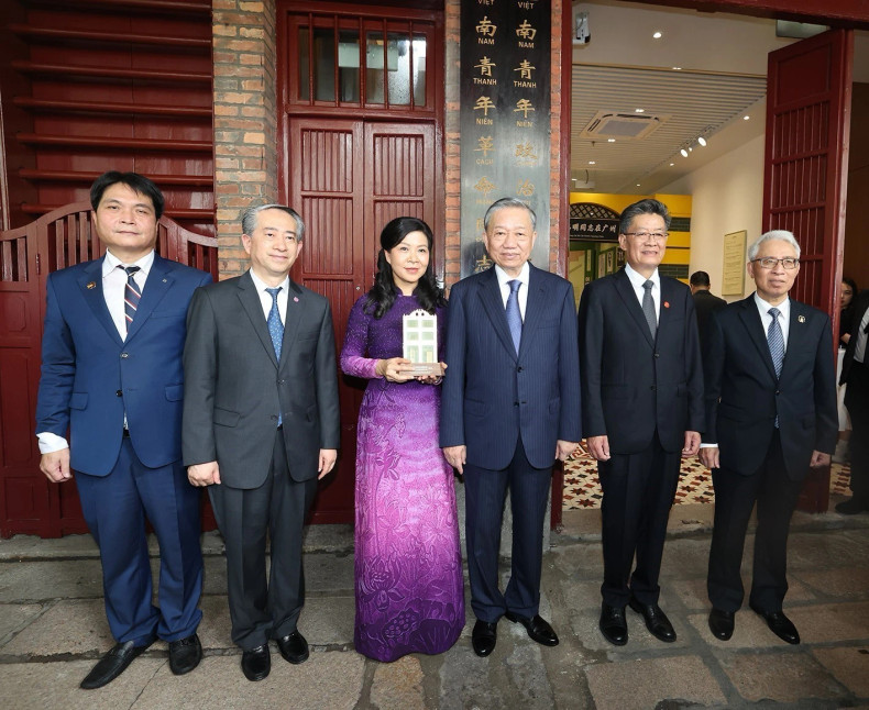 越共中央总书记、国家主席苏林和夫人及各位代表在越南青年革命同志会旧址合影。 越共中央总书记、国家主席苏林和夫人及各位代表在越南青年革命同志会旧址合影。