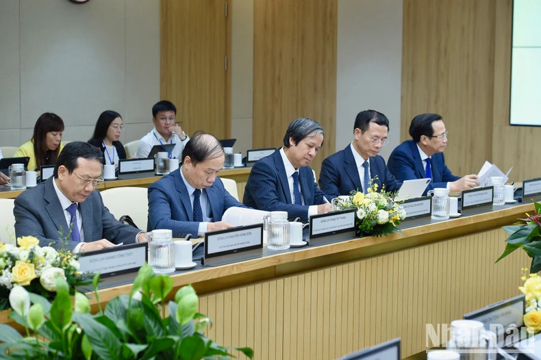 各部委、行业代表出席会议。 各部委、行业代表出席会议。