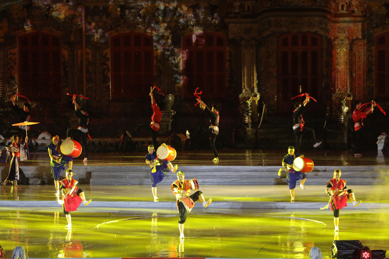 日本艺术团的KOBUGAKUDAN鼓表演。 日本艺术团的KOBUGAKUDAN鼓表演。