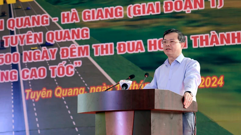 宣光省人民委员会主席阮文山同志启动竞赛。 宣光省人民委员会主席阮文山同志启动竞赛。