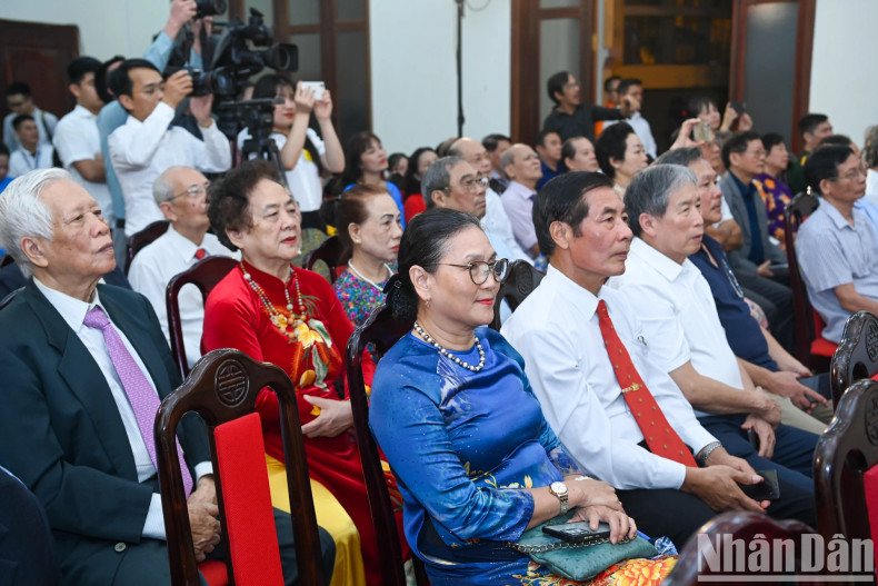 各阶层人民前来参加庆祝活动。 各阶层人民前来参加庆祝活动。