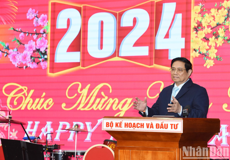 政府总理范明正在招待会上发表讲话。 政府总理范明正在招待会上发表讲话。