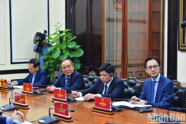出席视频会谈的越南政府副总理、外交部长裴青山和越方代表。 出席视频会谈的越南政府副总理、外交部长裴青山和越方代表。