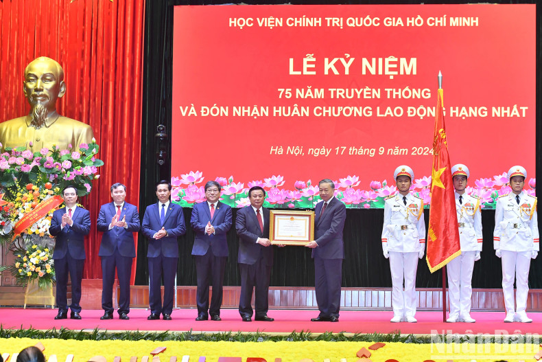 越共中央总书记、国家主席苏林向胡志明国家政治学院授予一级劳动勋章。 越共中央总书记、国家主席苏林向胡志明国家政治学院授予一级劳动勋章。