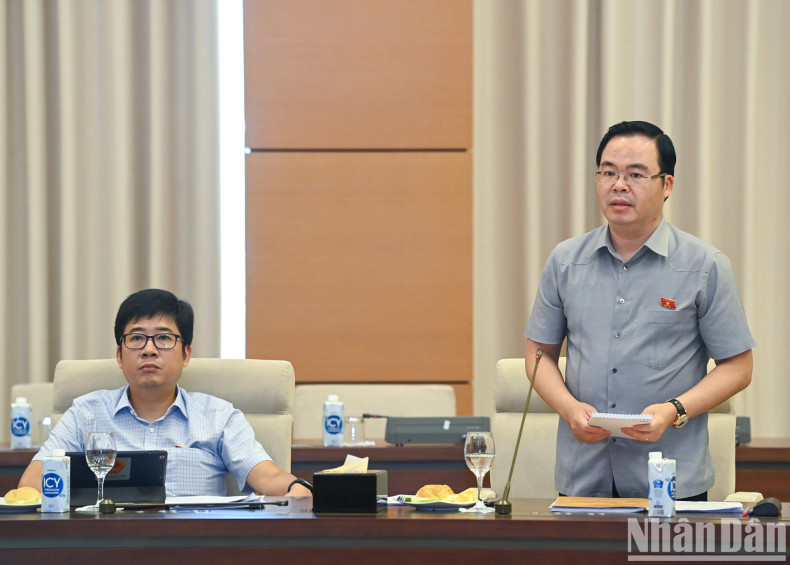 国会科学技术和环境委员会常务委员陈文凯在会上发表讲话。 国会科学技术和环境委员会常务委员陈文凯在会上发表讲话。