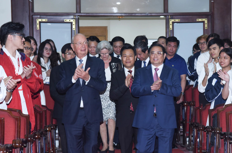 政府总理范明正和世界经济论坛主席克劳斯·施瓦布与越南大学生交流。 政府总理范明正和世界经济论坛主席克劳斯·施瓦布与越南大学生交流。