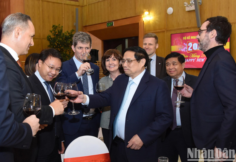 政府总理范明正和各位代表。 政府总理范明正和各位代表。