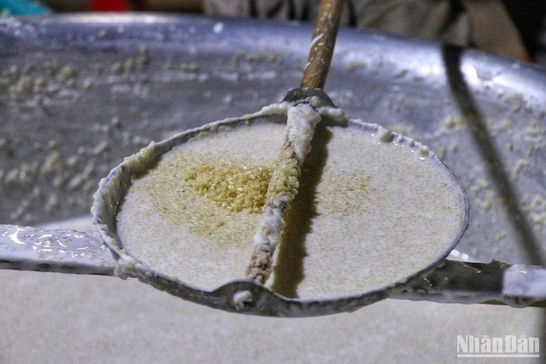 制作粹栾米皮的原料有米粉、芝麻、姜、蒜、糖、盐等。（英桃 摄）