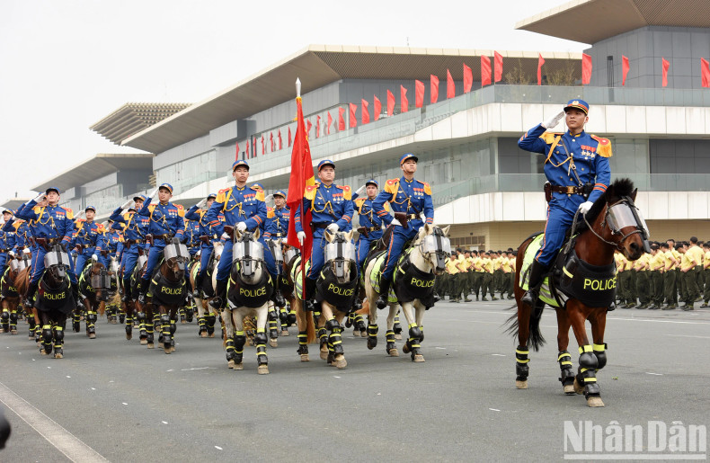 机动警察骑兵团换上新制服。