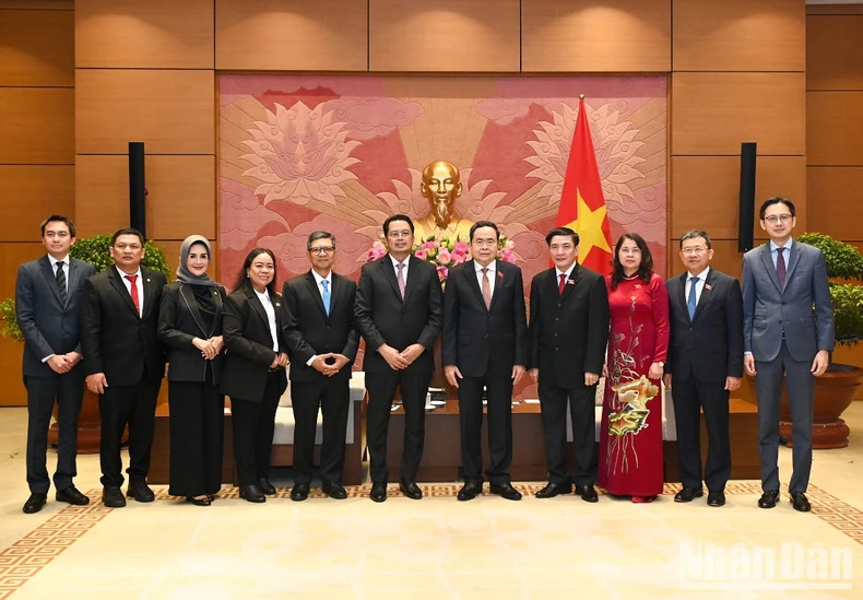 越南国会主席陈青敏和印度尼西亚参议院副主席马胡丁及两国代表合影。