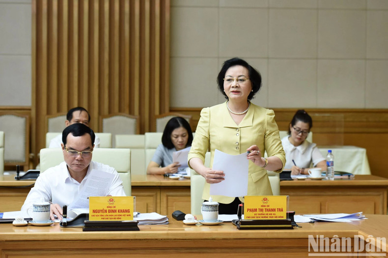 中央组织部副部长、内务部部长、委员会常务副主席范氏青茶在会上作报告。