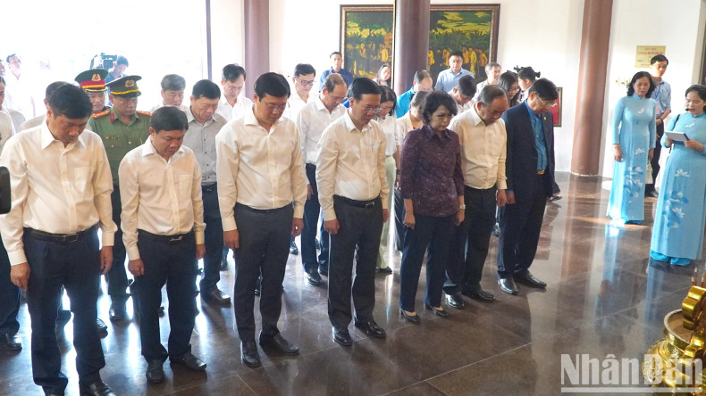 越南国家主席武文赏上香面环阮生色副榜老先生。