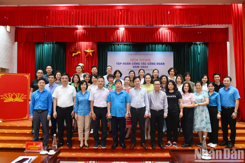 与会代表合影。 与会代表合影。