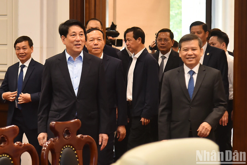 国家主席梁强和各位代表参观最高人民法院运行监督与调控中心。 国家主席梁强和各位代表参观最高人民法院运行监督与调控中心。
