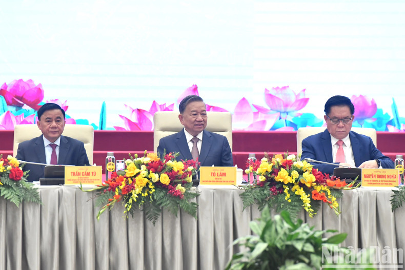 越共中央总书记苏林,党和国家领导在河内与全国文学艺术工作者代表会面。 越共中央总书记苏林,党和国家领导在河内与全国文学艺术工作者代表会面。