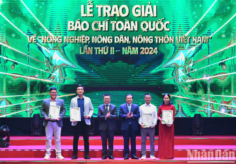 黎国明同志(左)和赖春门同志(中)向获奖作者及作者组颁发二等奖。 黎国明同志(左)和赖春门同志(中)向获奖作者及作者组颁发二等奖。