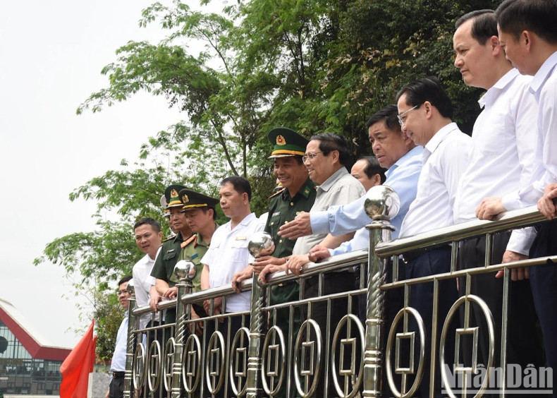 范明正总理一行实地考察谅山省友谊国际口岸。 范明正总理一行实地考察谅山省友谊国际口岸。