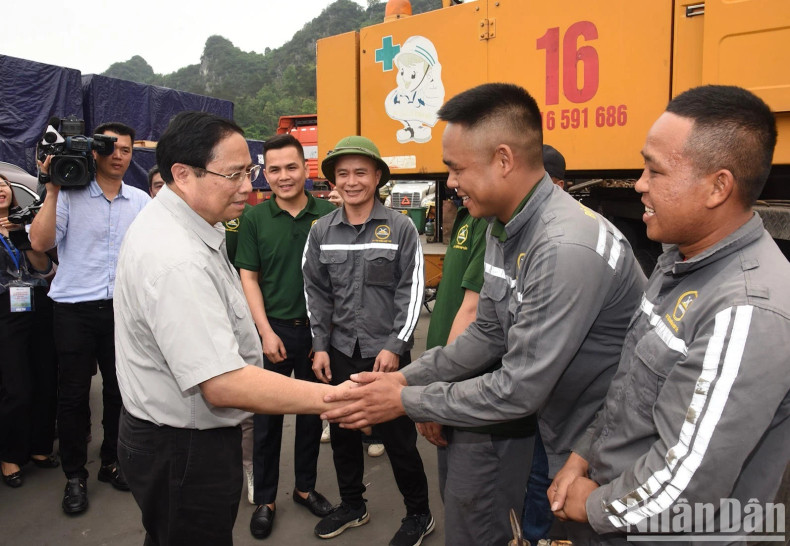 政府总理范明正走访慰问在友谊国际口岸执行任务的工作人员。 政府总理范明正走访慰问在友谊国际口岸执行任务的工作人员。