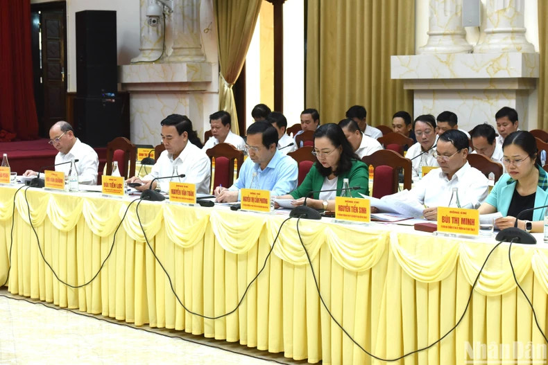 和平省领导出席会议。 和平省领导出席会议。
