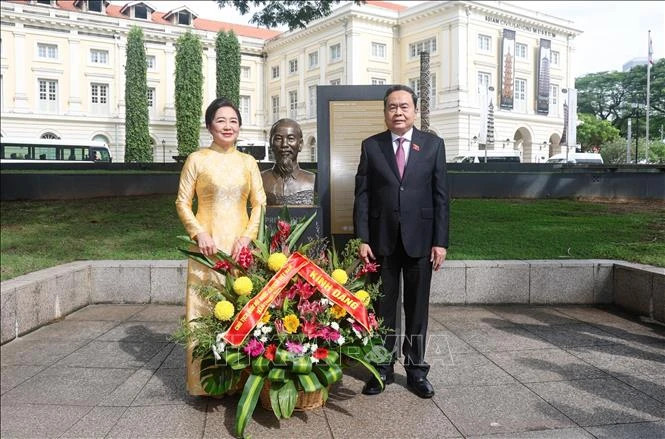 越南国会主席陈青敏和夫人在新加坡胡志明主席纪念碑前献花。