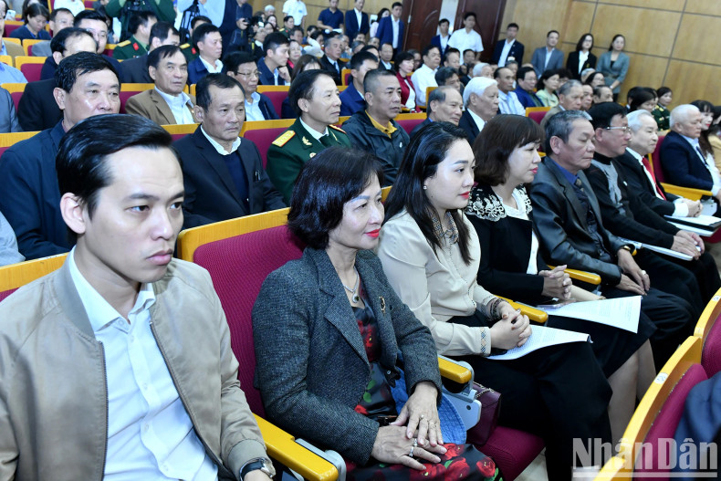 参加活动的各位代表和选民。