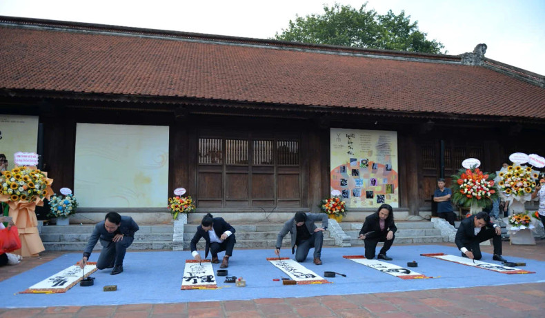 书法家在文庙–国子监书写国语字书法。