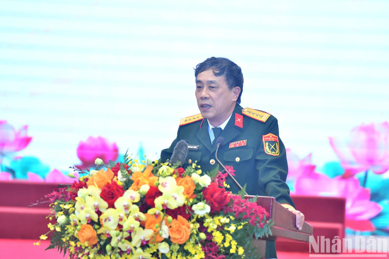 与会代表发表讲话。 与会代表发表讲话。