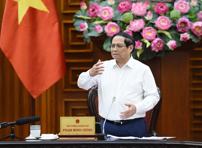 政府总理范明正在会上发表讲话。