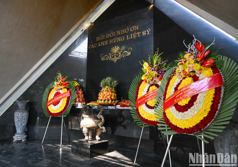 越共中央总书记阮富仲向A1国家烈士陵园送花圈缅怀各位英雄烈士。