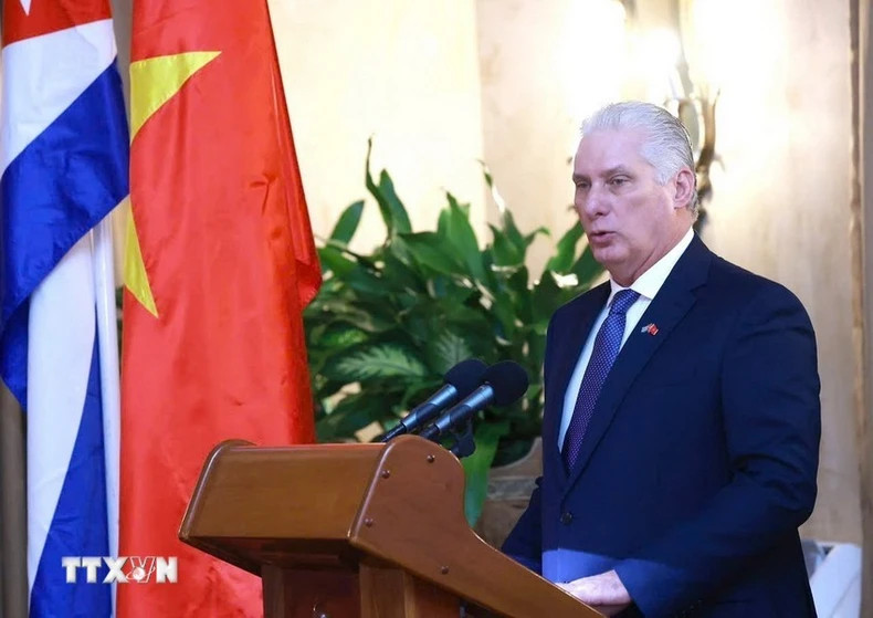 古共中央第一书记、国家主席米格尔·迪亚斯-卡内尔·贝穆德斯发表讲话。(图片来源:越通社) 古共中央第一书记、国家主席米格尔·迪亚斯-卡内尔·贝穆德斯发表讲话。(图片来源:越通社)