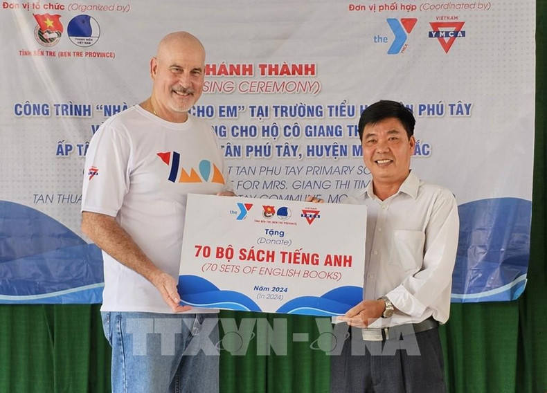 美国志愿者在槟椥省开展公益活动。（图片来源：越通社）