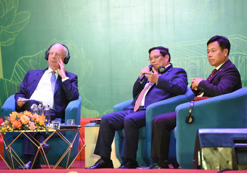 范明正总理解答大学生们提出的问题。 范明正总理解答大学生们提出的问题。