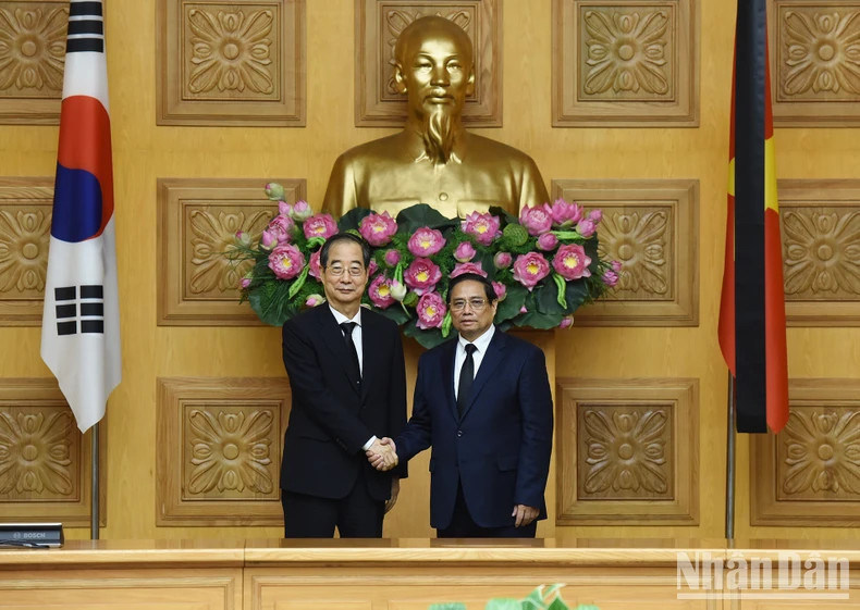 越南政府总理范明正会见韩国国务总理韩德洙。