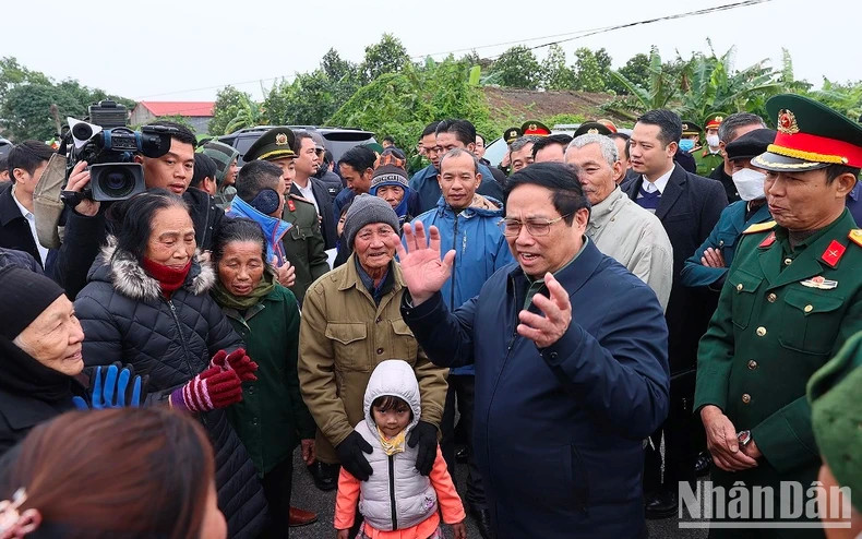 范明正总理同从广平省广泽至兴安省诺街的500 kV输电线路扩建项目途径的太平省琼妇县州山乡人民交流。 范明正总理同从广平省广泽至兴安省诺街的500 kV输电线路扩建项目途径的太平省琼妇县州山乡人民交流。