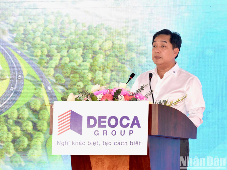 大山口（Đèo Cả）集团董事长胡明黄在仪式上发表讲话。