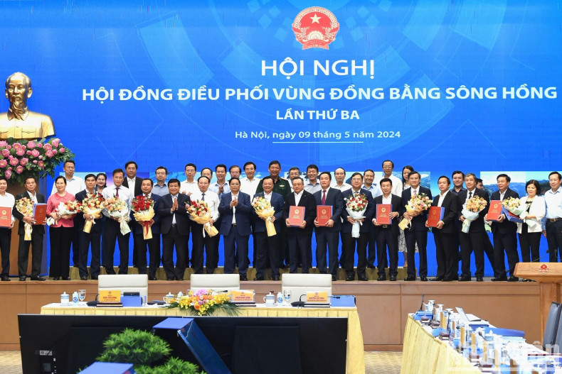 政府总理范明正向红河平原地区各地方领导颁发规划审批决定。 政府总理范明正向红河平原地区各地方领导颁发规划审批决定。