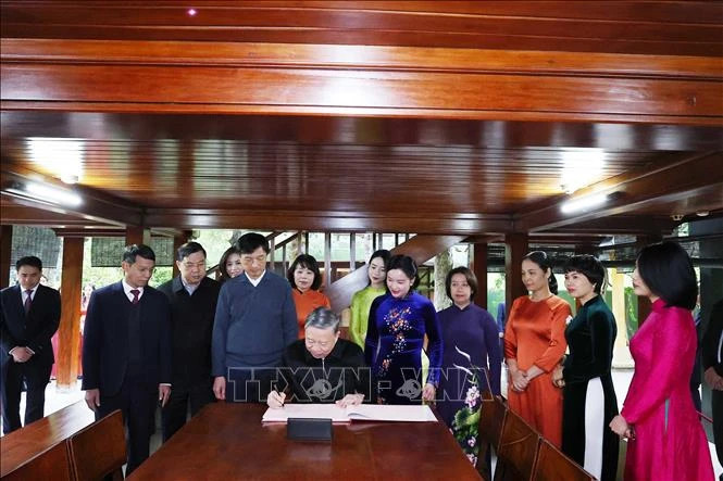 苏林总书记在主席府的胡志明主席遗址区的纪念簿上留言。 苏林总书记在主席府的胡志明主席遗址区的纪念簿上留言。