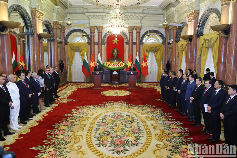 越南国家主席梁强和保加利亚总统鲁门·拉德夫举行记者会。