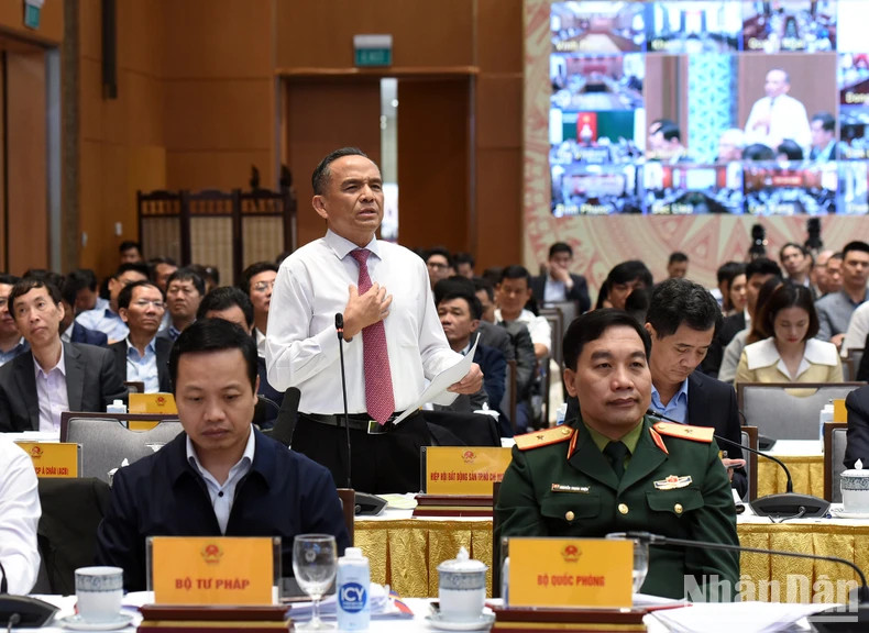 与会代表在会上发表讲话。