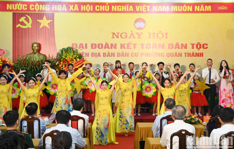 河内市巴亭郡馆圣坊全民族大团结日活动的文艺表演节目。 河内市巴亭郡馆圣坊全民族大团结日活动的文艺表演节目。