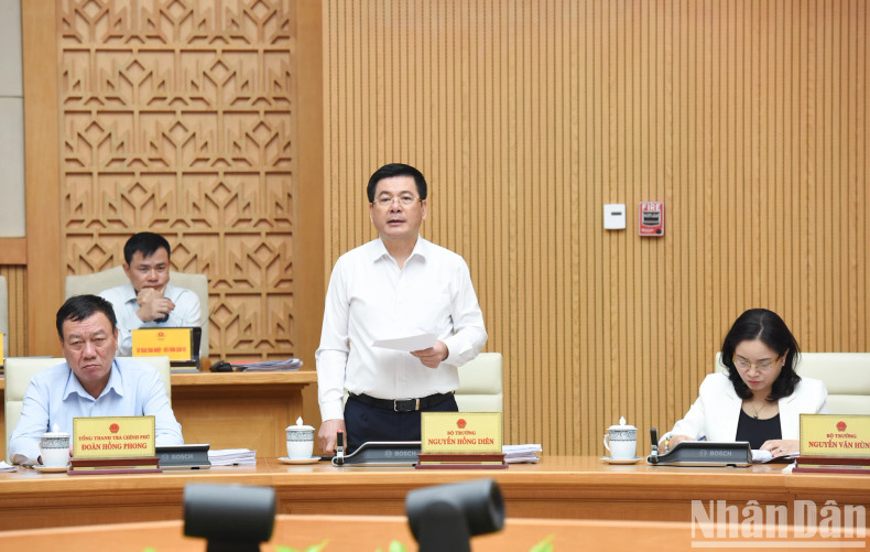 工贸部部长阮鸿延在会上发表讲话。 工贸部部长阮鸿延在会上发表讲话。