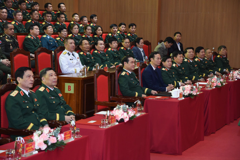 国防学院的将军、军官和学员参加活动。