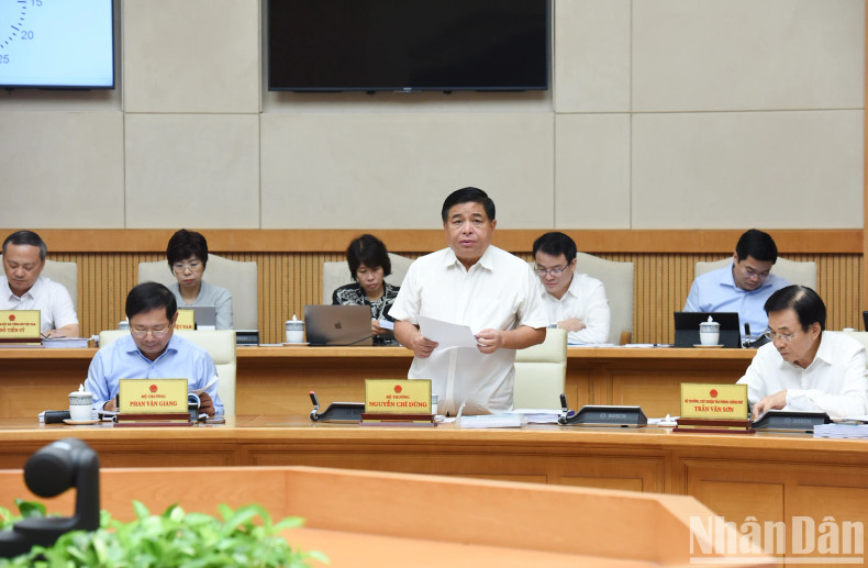 计划与投资部部长阮志勇在会上发表讲话。