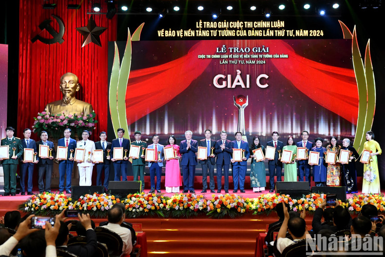 越共中央政治局委员、中央书记处书记、政府常务副总理阮和平和越共中央政治局委员、中央书记处书记、中央组织部部长黎明兴颁发三等奖。 越共中央政治局委员、中央书记处书记、政府常务副总理阮和平和越共中央政治局委员、中央书记处书记、中央组织部部长黎明兴颁发三等奖。