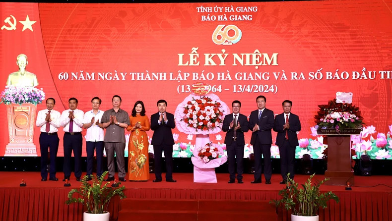 河江省领导送花祝贺《河江报》。