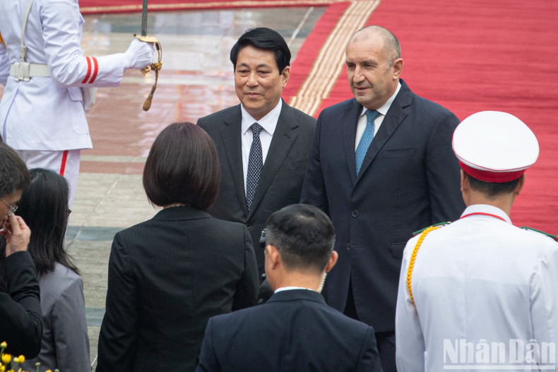 国家主席梁强向鲁门总统介绍越方代表团成员。
