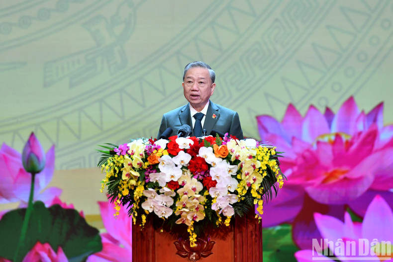 越共中央总书记、中央军委书记苏林发表讲话。