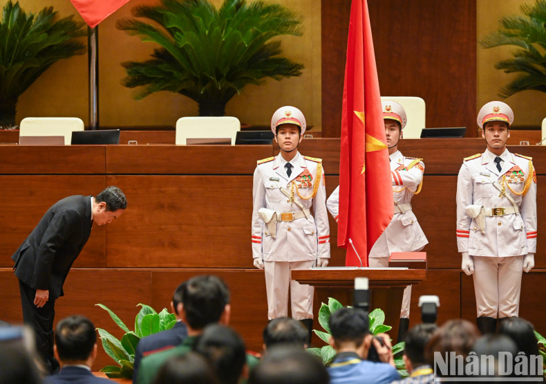 国会主席陈青敏进行就职宣誓仪式。 国会主席陈青敏进行就职宣誓仪式。