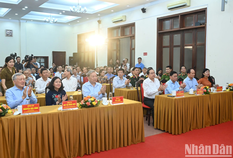 党和国家领导人出席河内市馆圣坊全民族大团结日活动。 党和国家领导人出席河内市馆圣坊全民族大团结日活动。