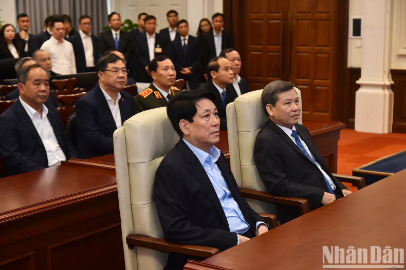 国家主席梁强和各位代表听取有关最高人民法院运行监督与调控中心的介绍。 国家主席梁强和各位代表听取有关最高人民法院运行监督与调控中心的介绍。